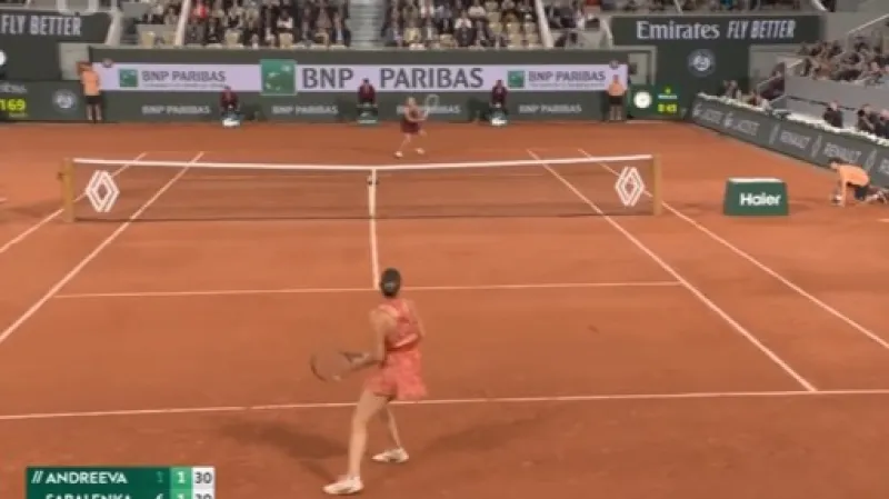 Sabalenková v Paříži postupuje