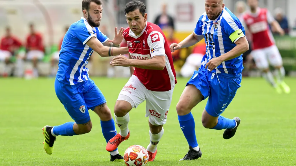 Pardubický Pavel Černý uniká vítkovickým obráncům