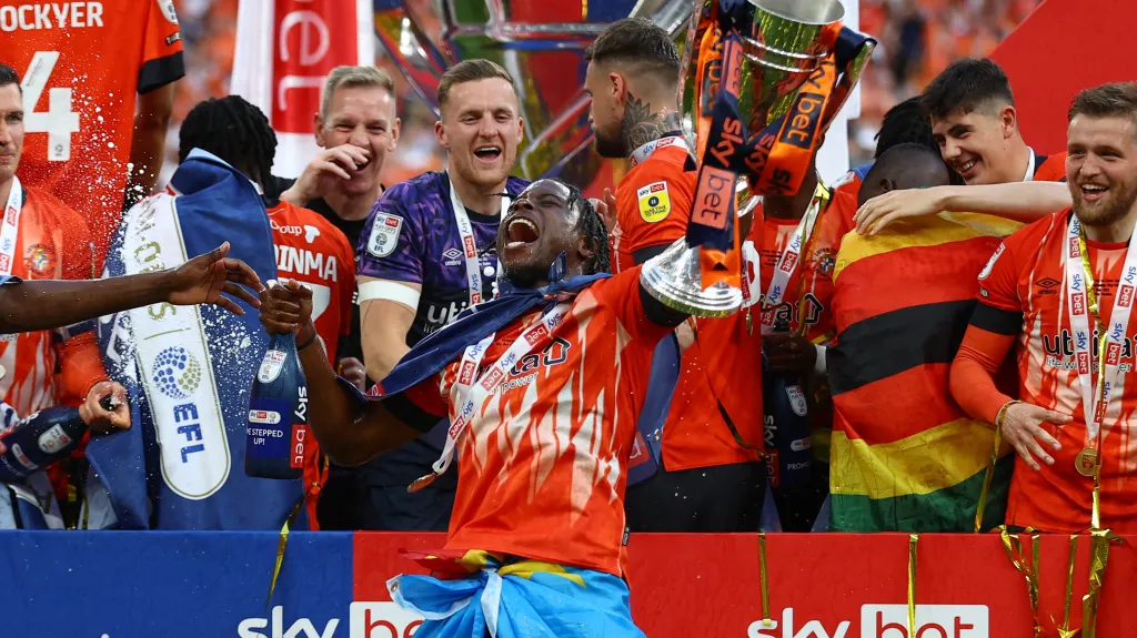 Fotbalisté Lutonu slaví po dlouhých letech návrat do Premier League