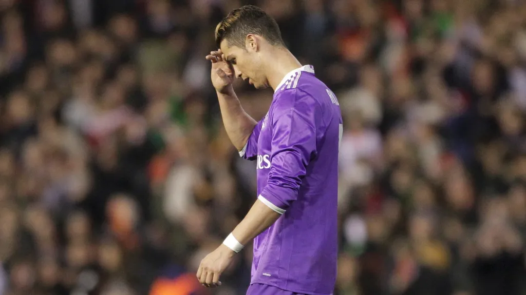 Zklamaný Cristiano Ronaldo po porážce ve Valencii