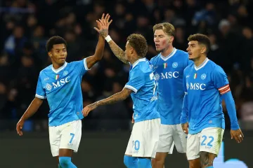 David Neres slaví branku se spoluhráči z Neapole