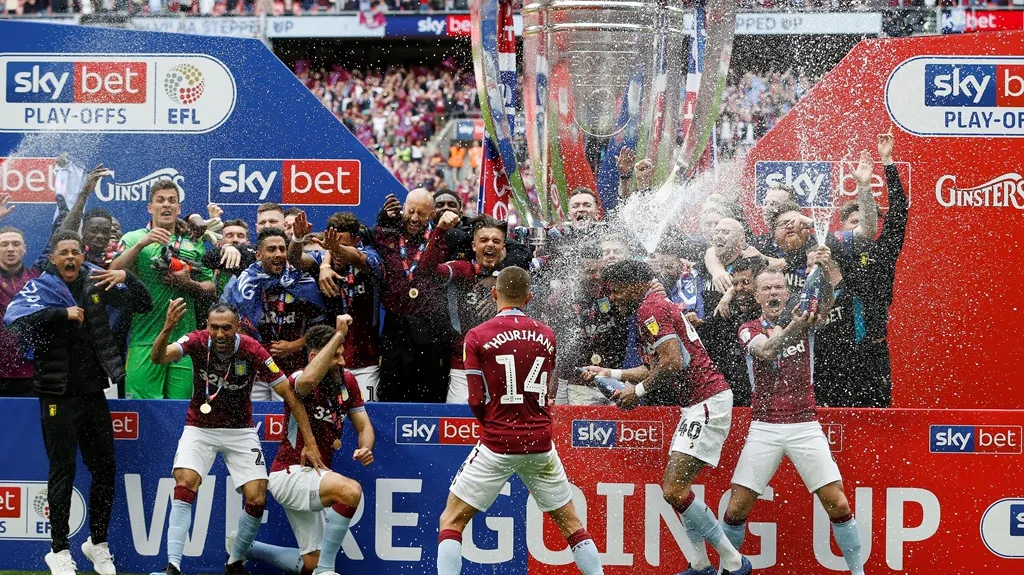 Fotbalisté Aston Villy se radují z postupu do Premier League