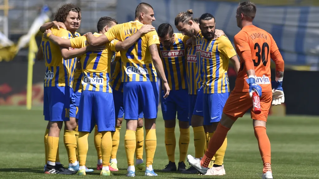 Fotbalisté Opavy před výkopem utkání