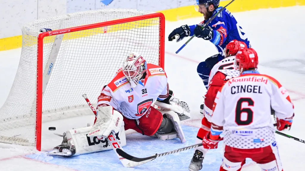 Plzeňský útočník Filip Suchý překonal gólmana Mountfieldu