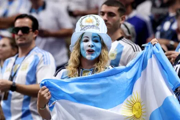 Argentinská fanynka s vlajkou