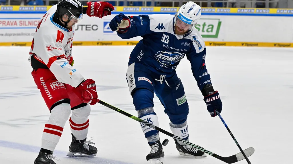 Brněnský bek Rhett Holland v souboji s olomouckým Michalem Kuncem