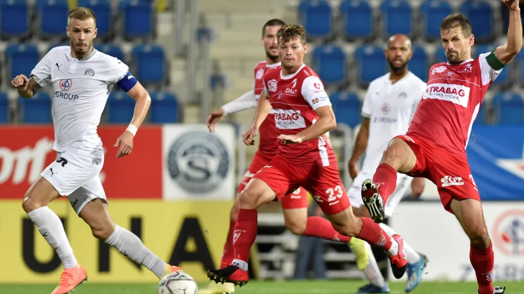 Kapitán Slovácka Hofmann sleduje odehrání míče od kapitána Pardubic Jeřábka