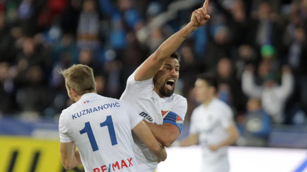 Nemanja Kuzmanovič slaví gól s Milanem Barošem