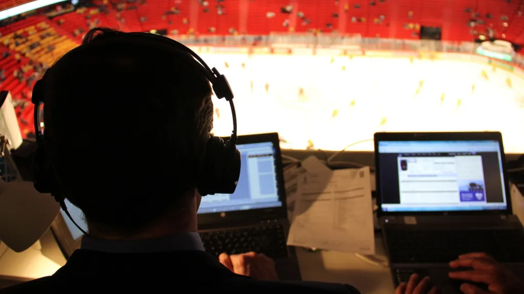 Robert Záruba sleduje rozbruslení z komentátorského stanoviště