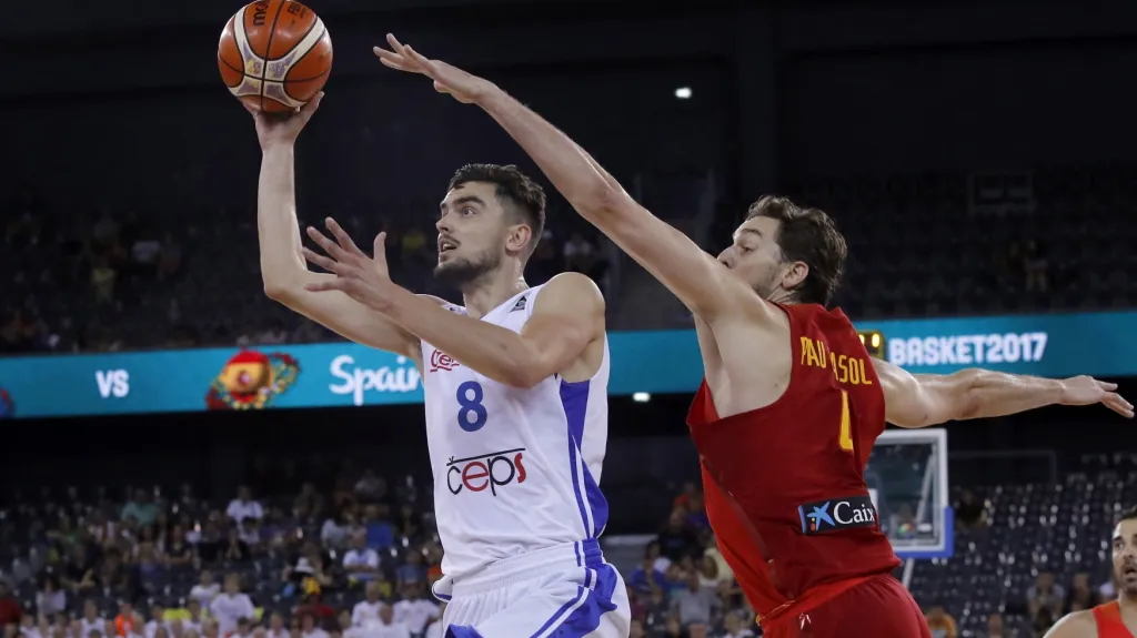 Tomáš Satoranský zakončuje akci v utkání proti Španělsku