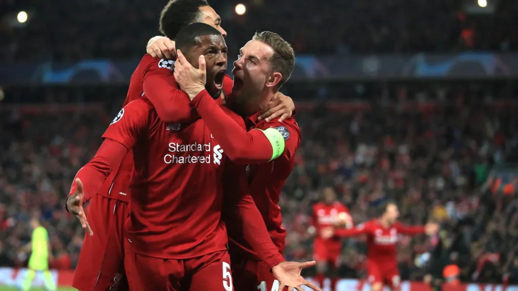Extáze liverpoolských hráčů v čele se skórujícím Georginio Wijnaldumem