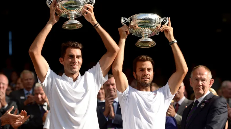 Vítězové mužské čtyřhry na Wimbledonu Horia Tecau (vlevo) a Jean-Julien Rojer