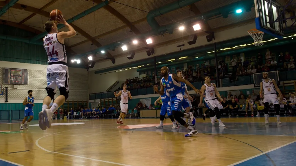 Tomáš Vyoral z Nymburka při střelbě na koš v utkání s Ostravou