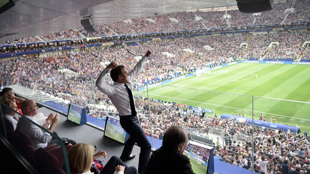 Francouzský prezident Emmanuel Macron se raduje po finále MS