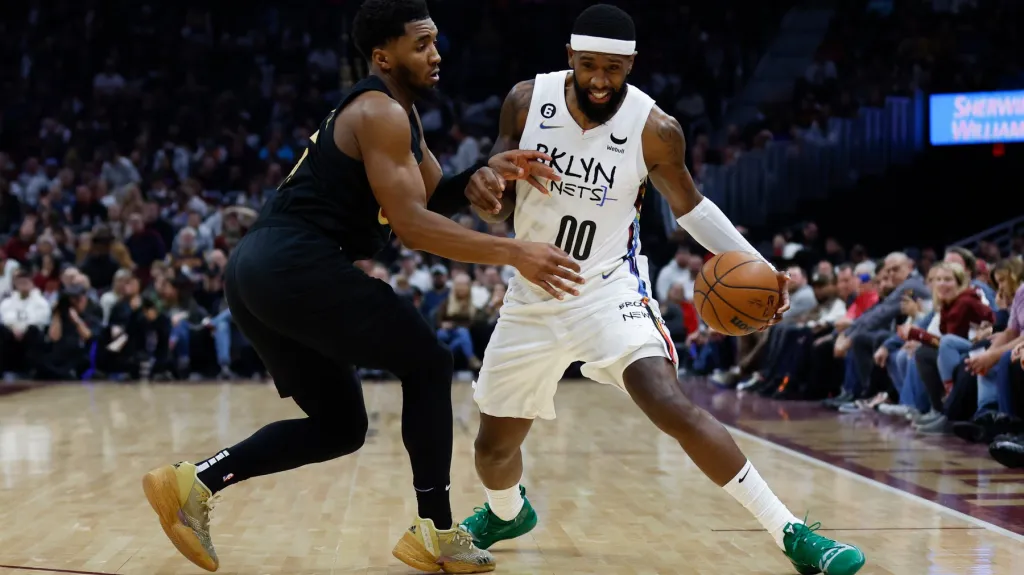 Royce O’Neale z Brooklynu Nets proti hráči Clevelandu Cavaliers Donovanu Mitchellovi