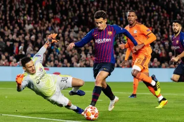 Philippe Coutinho se snaží překonat brankáře Lyonu v osmifinále LM