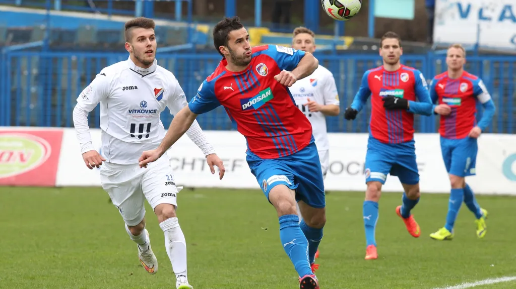 Aidin Mahmutovič z Plzně (uprostřed) v souboji o míč s Martinem Foltýnem z Ostravy