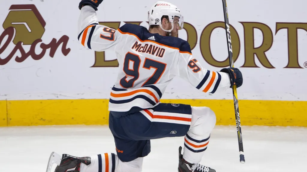 Connor McDavid z Edmontonu oslavuje gól
