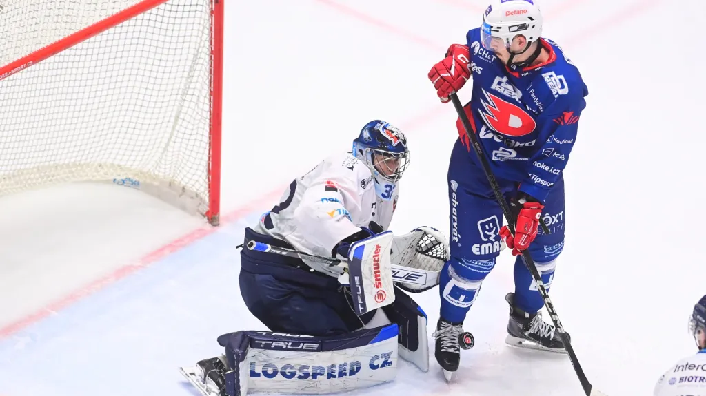 Brankář Dávid Hrenák z Plzně, kterému cloní Jasper Weatherby z Pardubic