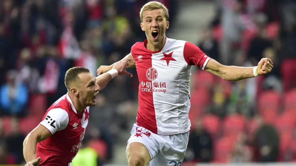 Vladimír Coufal slaví s Tomášem Součkem