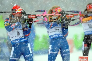 Veronika Vítková (vlevo) během střelecké položky v Novém Městě