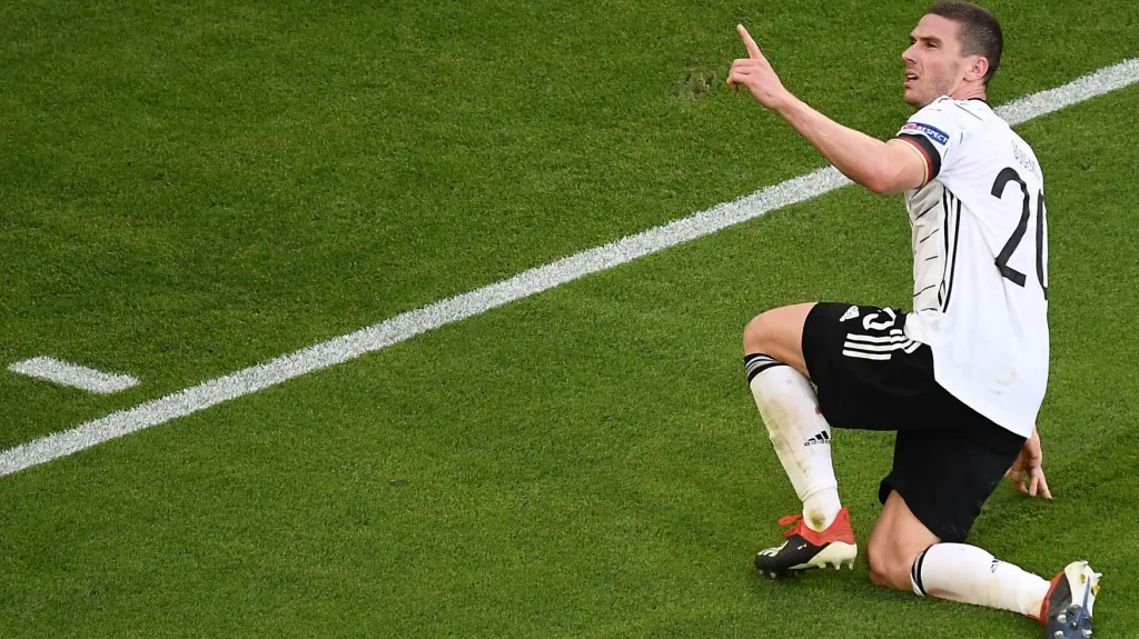 Robin Gosens slaví gól do sítě Portugalska