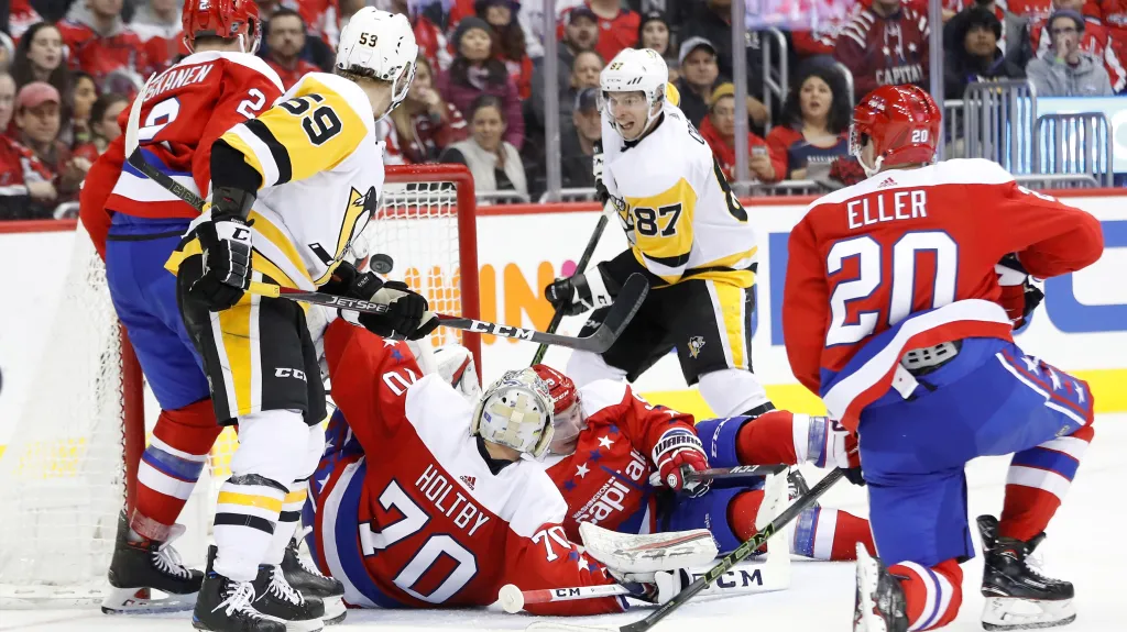 Sidney Crosby z Pittsburghu (č. 87) střílí gól do sítě Washingtonu