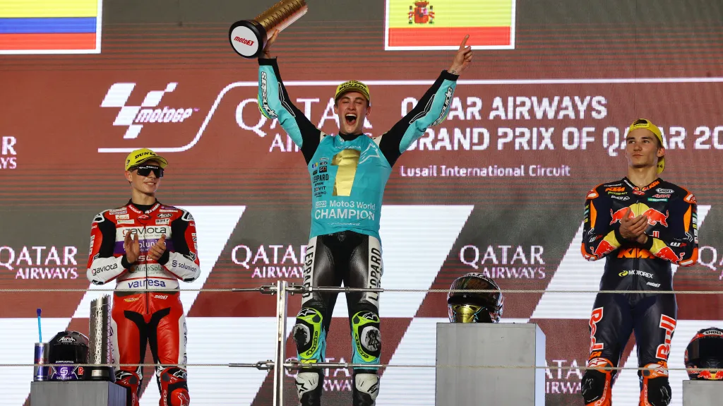 Španěl Jaume Masiá (uprostřed) s trofejí 