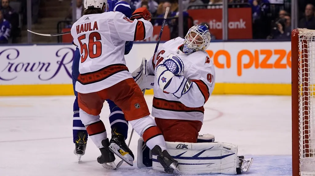 Brankář David Ayres z Caroliny zasahuje v utkání NHL 