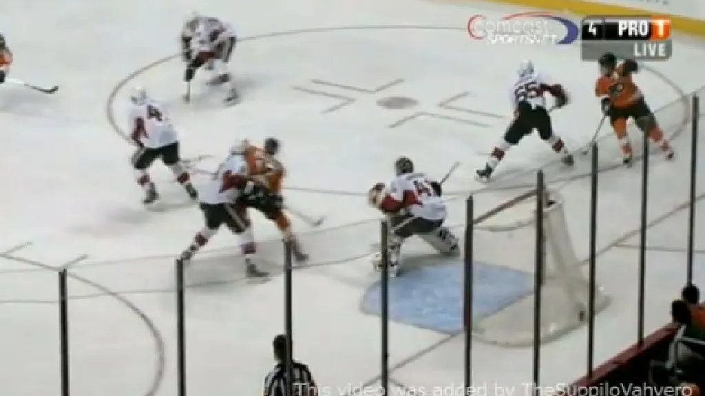 Simmonds dostal pukem do obličeje