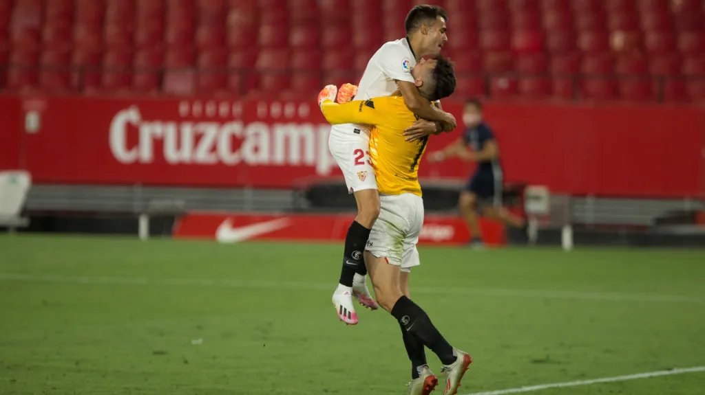 Lucas Ocampos v brankářském dresu slaví vítězství nad Eibarem