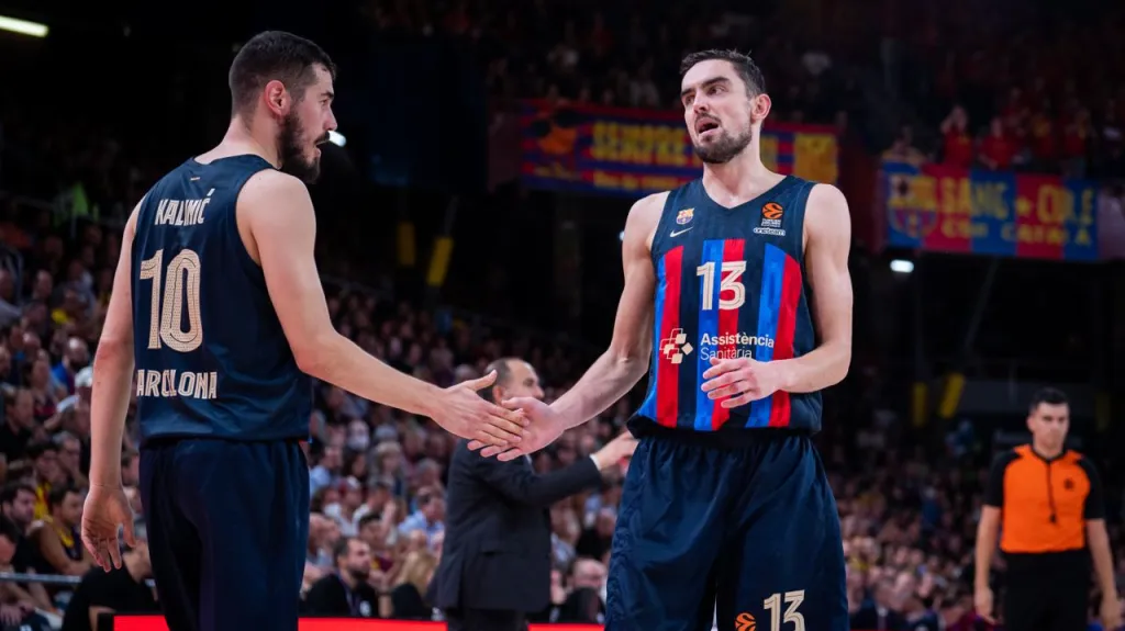 Tomáš Satoranský (vpravo) v barcelonském dresu