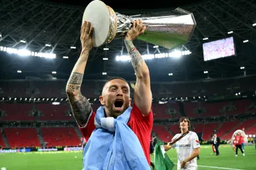 Alejandro Papu Gómez s trofejí pro vítěze Evropské ligy