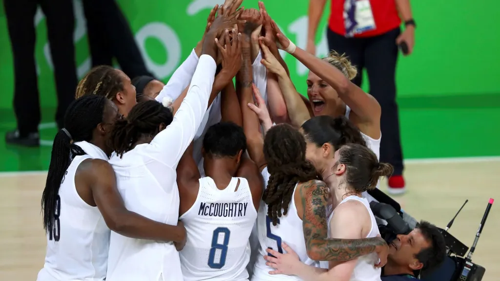 Americké hráčky těsně po finálovém vítězství