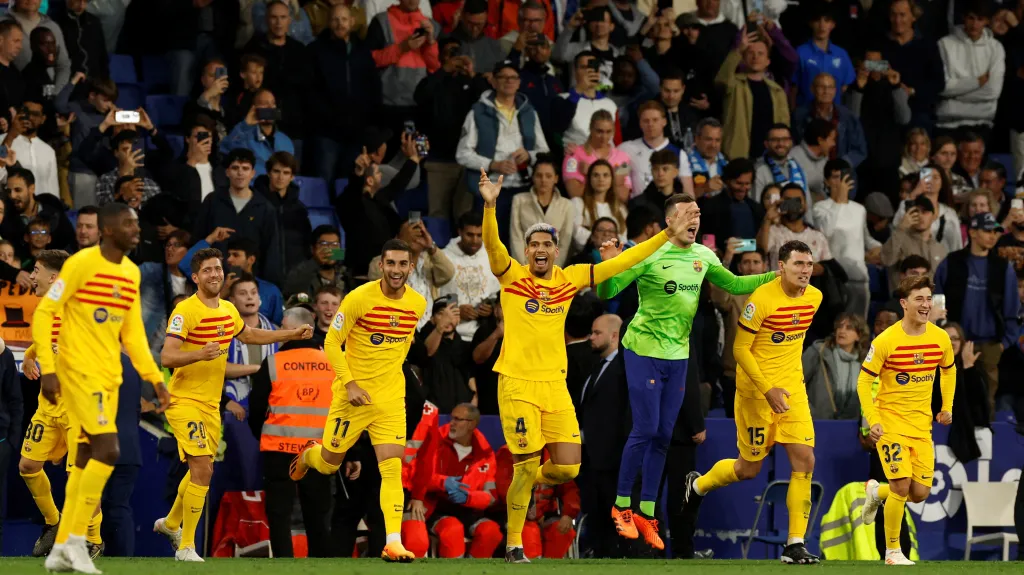 Hráči Barcelony slaví zisk mistrovského titulu