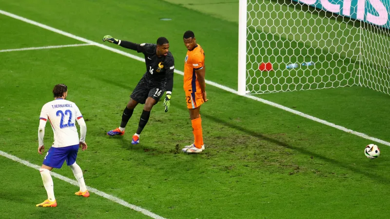 Gól Simonse neplatil kvůli ofsajdovému postavení Dumfriese