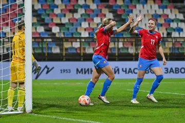 Kateřina Svitková (vlevo) a Tereza Krejčiříková se radují z gólu