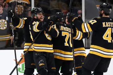 David Pastrňák slaví gól se spoluhráči z Bruins
