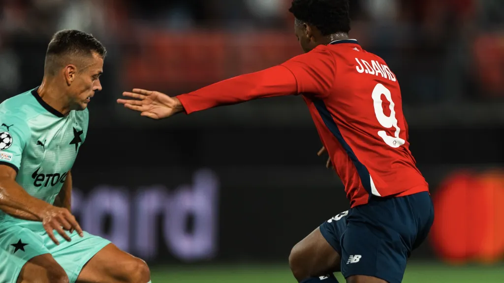 Tomáš Holeš ze Slavie čelí akci Jonathana Davida z Lille