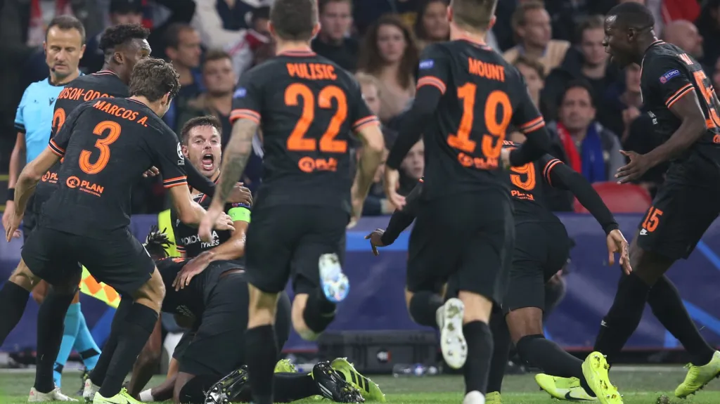 Radost hráčů Chelsea v utkání s Ajaxem