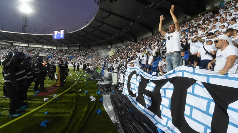 Policisté dohlížejí na příznivce Baníku Ostrava