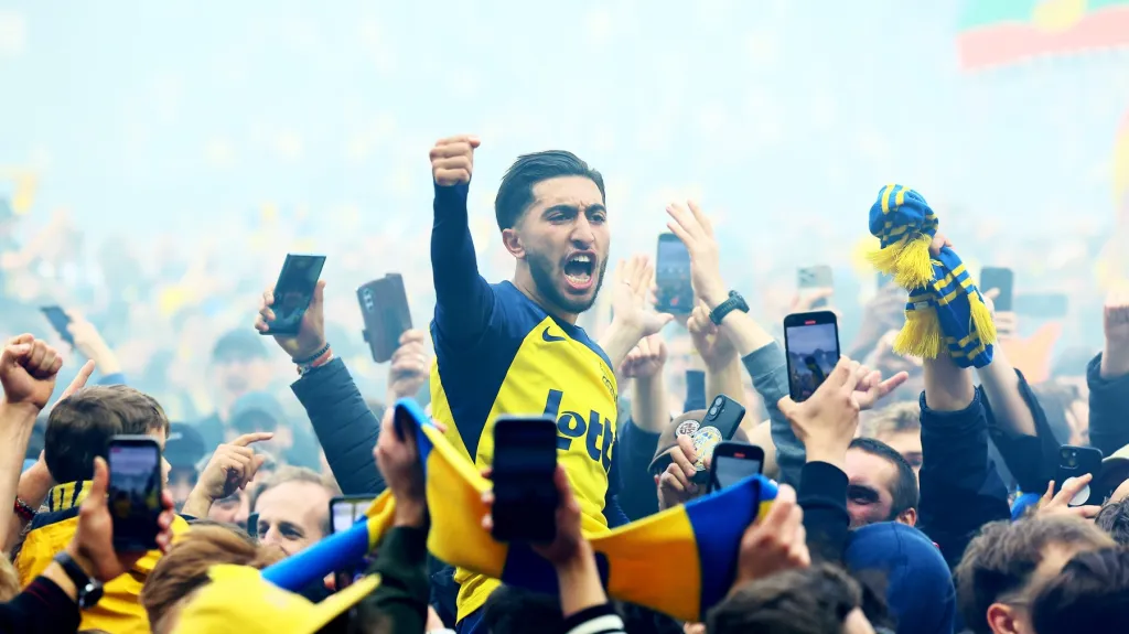 Fotbalisté Saint-Gilloise slaví s fanoušky titul