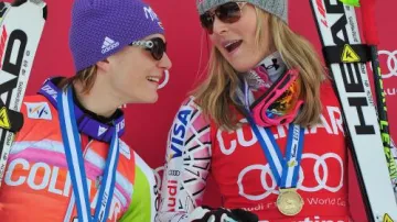 Lindsey Vonnová s Marií Rieschovou na stupních vítězů v Cortině d\'Ampezzo