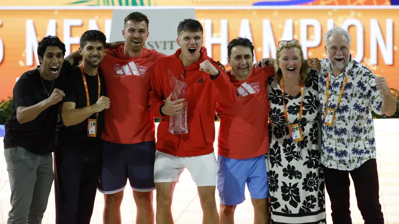 Jakub Menšík s trofejí z turnaje Masters v Miami a jeho tým i s rodiči