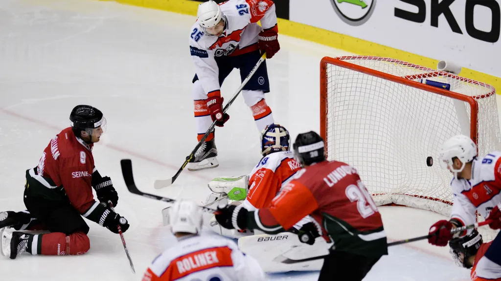 Hokejisté Frölundy střílí gól v utkání proti Pardubicím