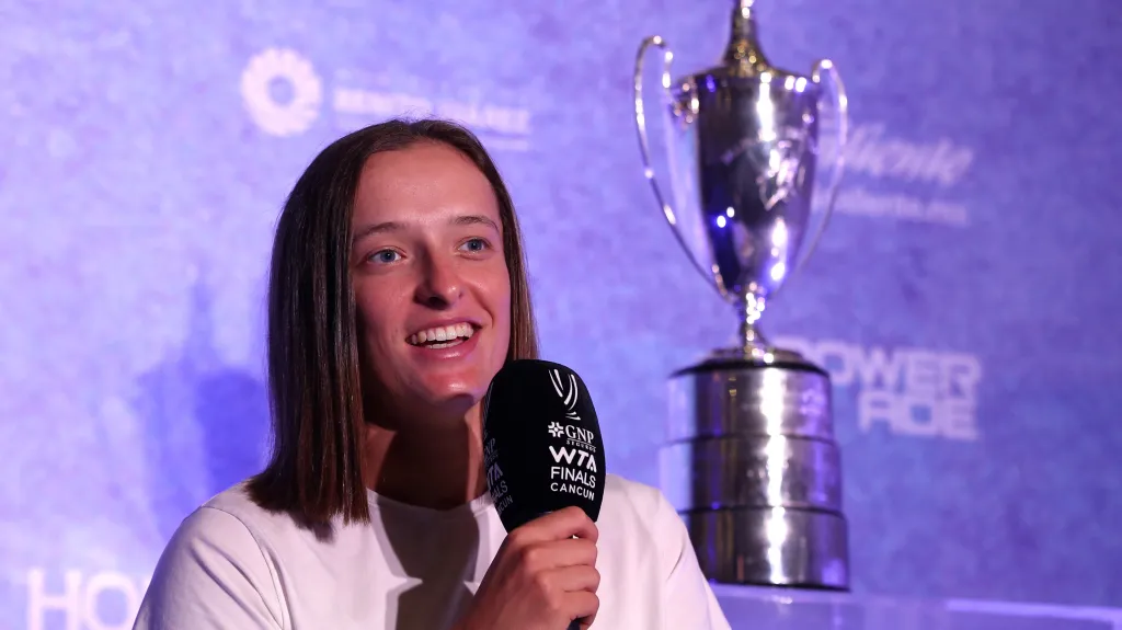 Iga Šwiateková s trofejí pro vítězku Turnaje mistryň