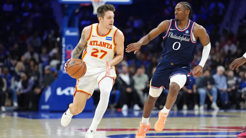 Vít Krejčí a Tyrese Maxey v zápase Atlanty s Philadelphiíí