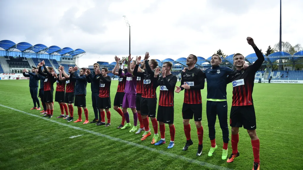 Slavící fotbalisté Opavy