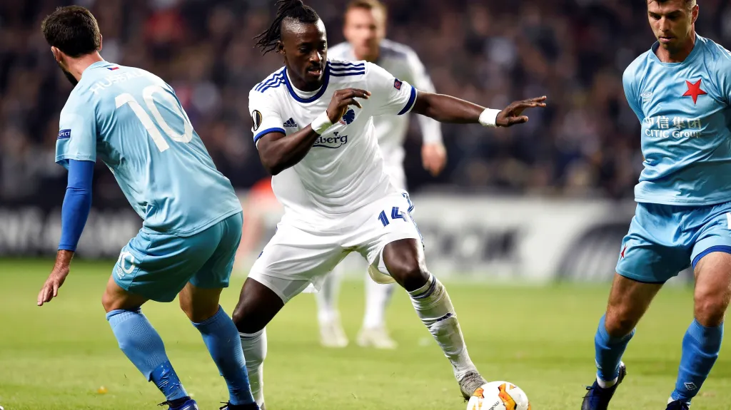 Hráči Slavie se snaží zastavit Dame N'Doyeho z Kodaně