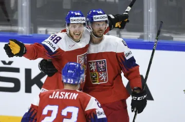 David Pastrňák (vlevo) se raduje s Davidem Krejčím